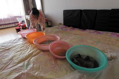 绿园楼上漏水，住户失联，小区没物管，业主维权难！律师来支招……
